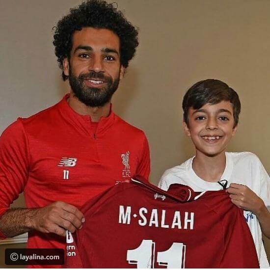 طفل سوري يتسبب في تأخر محمد صلاح وفريقه ليفربول عن السفر لفرنسا