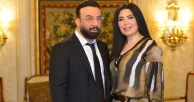 عبير صبري مع زوجها أيمن البياع وتكريمه في مؤتمر نوبل العرب