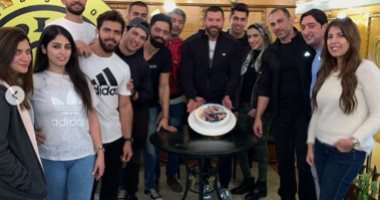 أصدقاء عمرو يوسف يحتفلون بعيد ميلاده في الجيم