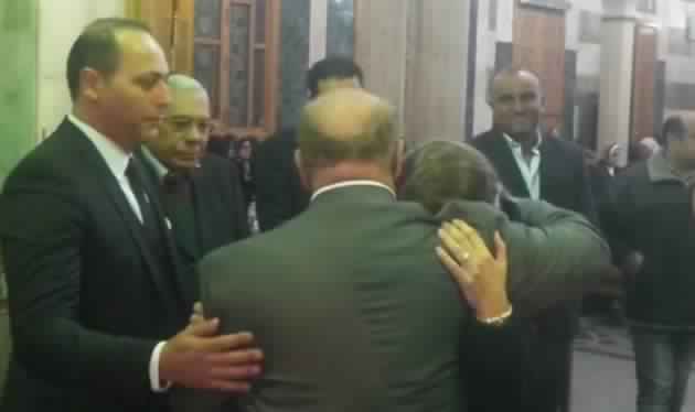 بكاء ابنه الراحل محمود القلعاوي في حضن صلاح عبد الله أثناء العزاء