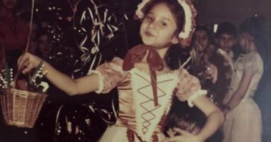 نيللي كريم تُشارك جمهورها بصورة من طفولتها بالفستان الأحمر