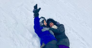 منال سلامة تتزحلق على الجليد مع ابنتها في عطلتها الأخيرة