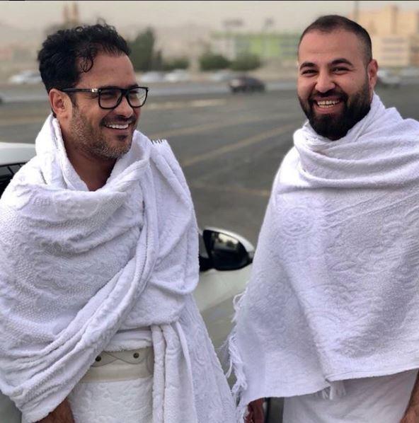 محمد رجب بملابس الإحرام يؤدي مناسك العمرة في السعودية