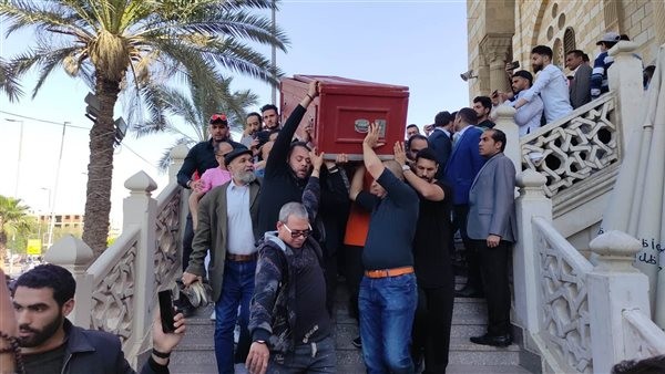 نجوم الفن يتوافدون على جنازة الراحل مصطفى درويش